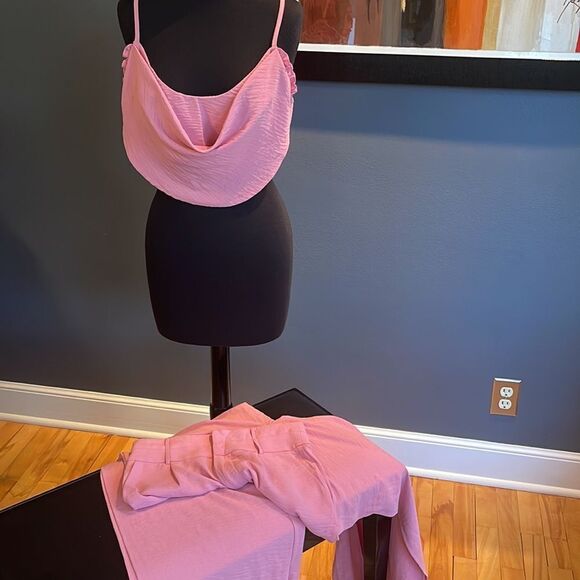 Glamaker pink 2-piece “jumpsuit”. Wide leg high split pants. Draped ruffle top. - Picture 8 of 9